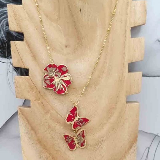 Collier Fleur d'hibiscus et papillons en liberty Capel rubis Collier Fleur d'hibiscus et papillons en liberty Capel rubis