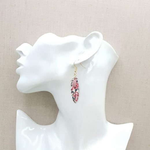 20210420_195026 Boucles d'oreilles plume et oiseau liberty wiltshire pois de senteur acier doré