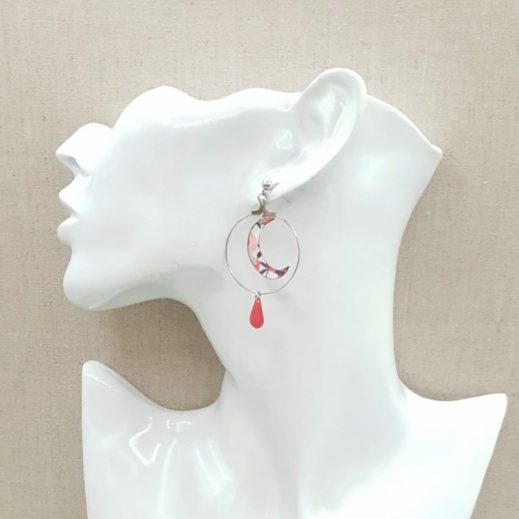 20210509_201053 boucles d'oreilles lune et plume liberty witlshire pois de senteur