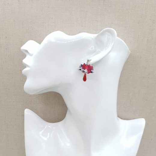 20210511_131614 boucles d'oreilles papillon et lotus en liberty wiltshire rouge