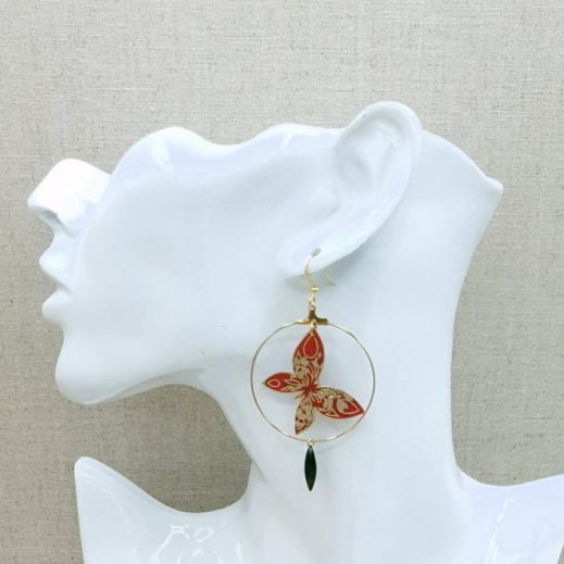 Boucles d'oreilles deux papillons en tissu liberty Capel Rubis Boucles d'oreilles deux papillons en tissu liberty Capel Rubis