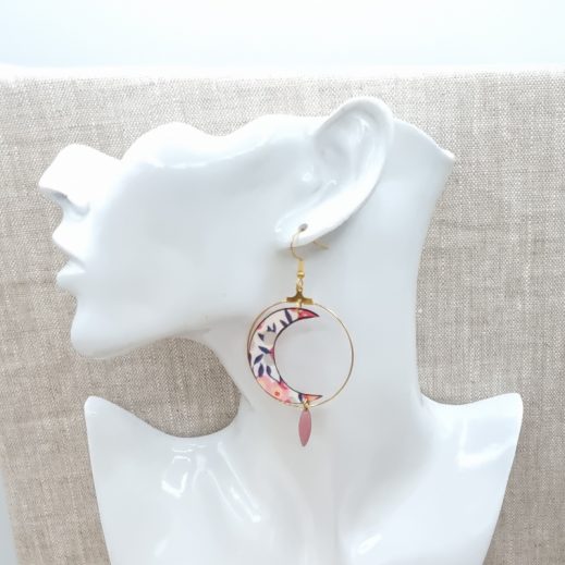 Boucles d'oreilles lune et loup en liberty wiltshire pois de senteur Boucles d'oreilles lune et loup en liberty wiltshire pois de senteur
