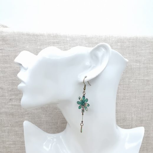 boucles d'oreilles petite abeille et marguerite en liberty donna leigh jade boucles d'oreilles petite abeille et marguerite en liberty donna leigh jade