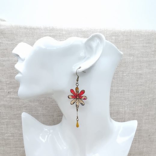 boucles d'oreilles abeille et marguerite en liberty Betsy fluo thé boucles d'oreilles abeille et marguerite en liberty Betsy fluo thé