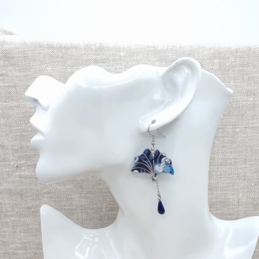 Boucles d'oreilles Ginkgo en tissu Liberty Wiltshire bleu nuit Boucles d'oreilles Ginkgo en tissu Liberty Wiltshire bleu nuit