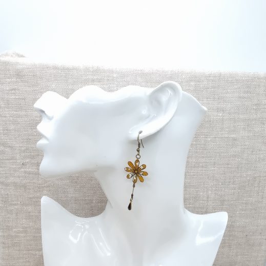 boucles d'oreilles petite abeille et marguerite en liberty capel moutarde boucles d'oreilles petite abeille et marguerite en liberty capel moutarde