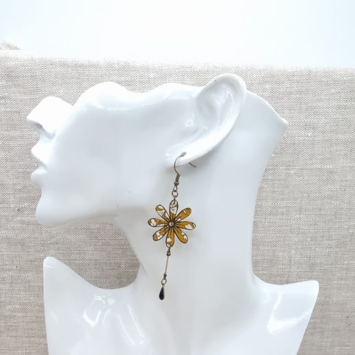 boucles d'oreilles abeille et marguerite en liberty capel moutarde boucles d'oreilles abeille et marguerite en liberty capel moutarde