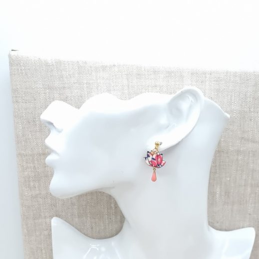 boucles d'oreilles mini abeille et lotus en liberty wiltshire pois de senteur boucles d'oreilles mini abeille et lotus en liberty wiltshire pois de senteur