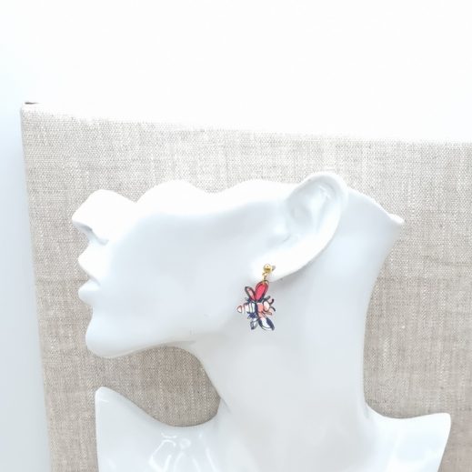 boucles d'oreilles mini abeille et lotus en liberty wiltshire pois de senteur boucles d'oreilles mini abeille et lotus en liberty wiltshire pois de senteur