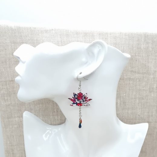 Boucles d'oreilles Kokeshi et lotus en liberty Wiltshire rouge Boucles d'oreilles Kokeshi et lotus en liberty Wiltshire rouge