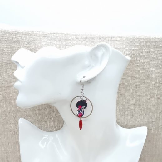 Boucles d'oreilles Kokeshi et lotus en liberty Wiltshire rouge Boucles d'oreilles Kokeshi et lotus en liberty Wiltshire rouge
