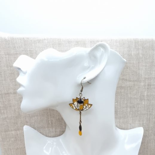 Boucles d'oreilles papillon et lotus en liberty Capel moutarde Boucles d'oreilles papillon et lotus en liberty Capel moutarde