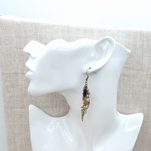 Boucles d'oreilles Attrape-rêve et plume en liberty capel moutarde Boucles d'oreilles Attrape-rêve et plume en liberty capel moutarde