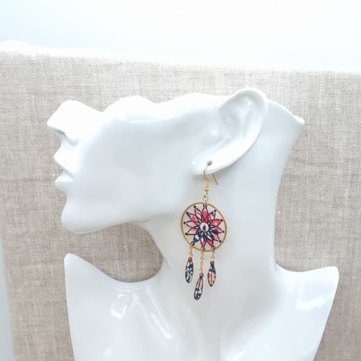 Boucles d'oreilles Attrape-rêve et plume en liberty wiltshire pois de senteur Boucles d'oreilles Attrape-rêve et plume en liberty wiltshire pois de senteur