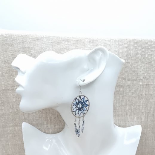 Boucles d'oreilles Attrape-rêve et plume en liberty adelajda bleu Boucles d'oreilles Attrape-rêve et plume en liberty adelajda bleu