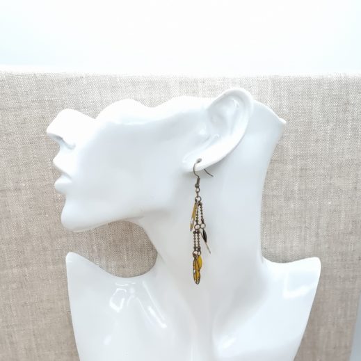 Boucles d'oreilles Attrape-rêve et plumes en liberty capel moutarde Boucles d'oreilles Attrape-rêve et plumes en liberty capel moutarde