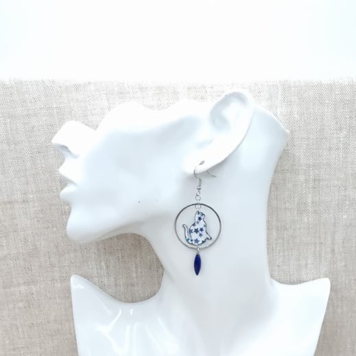 Boucles d'oreilles petits chats en liberty adelajda bleu Boucles d'oreilles petits chats en liberty adelajda bleu