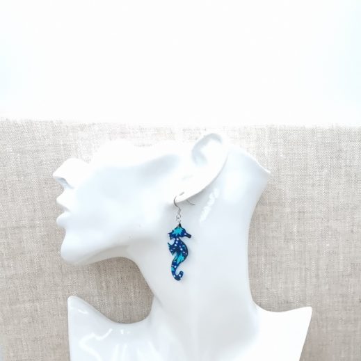 Boucles d'oreilles Hippocampe et Corail en liberty Wasabi bleu Boucles d'oreilles Hippocampe et Corail en liberty Wasabi bleu