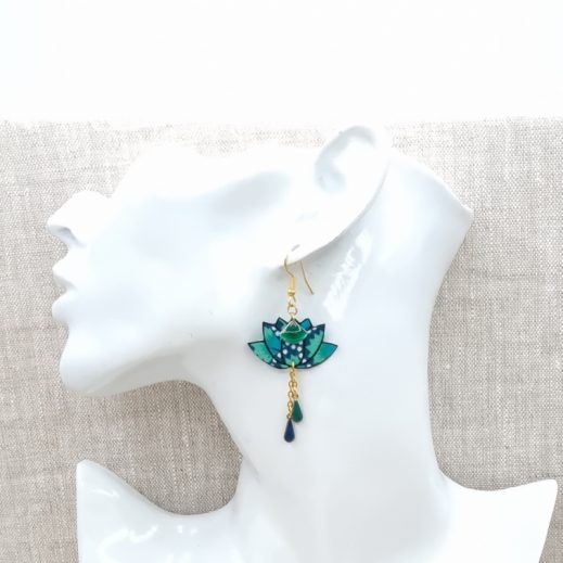 Boucles d'oreilles lotus en petit pan wasabi émeraude Boucles d'oreilles lotus en petit pan wasabi émeraude