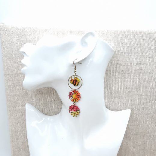 Boucles d'oreilles Abeille et marguerites en Liberty Margareth Annie Fushia Boucles d'oreilles Abeille et marguerites en Liberty Margareth Annie Fushia