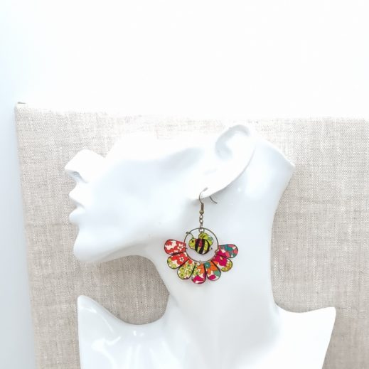 Boucles d'oreilles Abeille et marguerites en Liberty Margareth Annie Fushia Boucles d'oreilles Abeille et marguerites en Liberty Margareth Annie Fushia