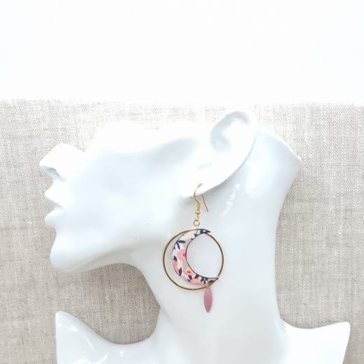 Boucles d'oreilles Etoiles et lune en Liberty wiltshire pois de senteur Boucles d'oreilles Etoiles et lune en Liberty wiltshire pois de senteur