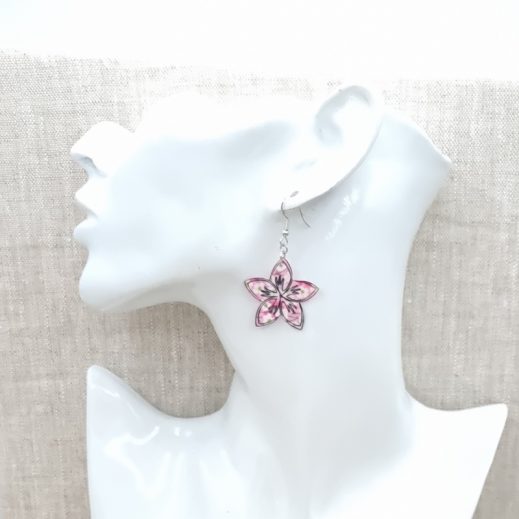 boucles d'oreilles fleur de Tiaré en liberty mitsi valeria rose boucles d'oreilles fleur de Tiaré en liberty mitsi valeria rose