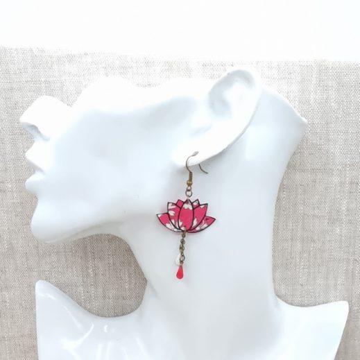 Boucles d'oreilles papillon et lotus en liberty Capel rose Boucles d'oreilles papillon et lotus en liberty Capel rose