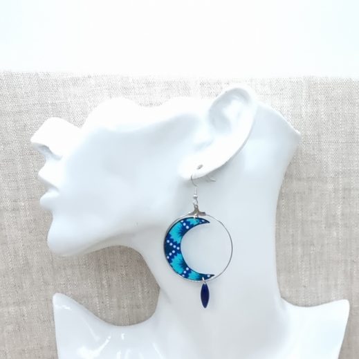 Boucles d'oreilles lune et plume wasabi bleu et acier inoxydable argenté Boucles d'oreilles lune et plume wasabi bleu et acier inoxydable argenté