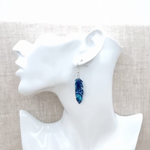 Boucles d'oreilles lune et plume wasabi bleu et acier inoxydable argenté Boucles d'oreilles lune et plume wasabi bleu et acier inoxydable argenté