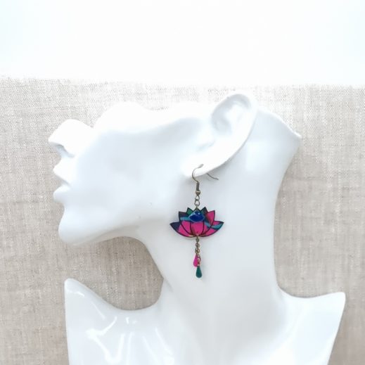 Boucles d'oreilles papillon et lotus en liberty Revival fushia Boucles d'oreilles papillon et lotus en liberty Revival fushia