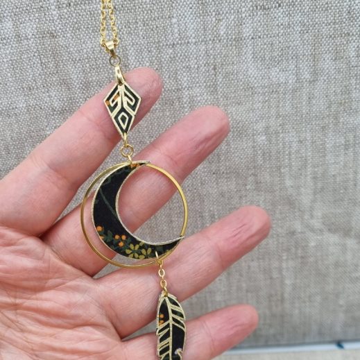 Sautoir Lune et plume en liberty Erica noir Sautoir Lune et plume en liberty Erica noir