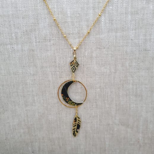 Sautoir Lune et plume en liberty Erica noir Sautoir Lune et plume en liberty Erica noir