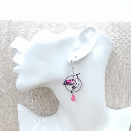 boucles d'oreilles colibri et fleur de tiaré liberty Betsy rose fluo et lilas boucles d'oreilles colibri et fleur de tiaré liberty Betsy rose fluo et lilas