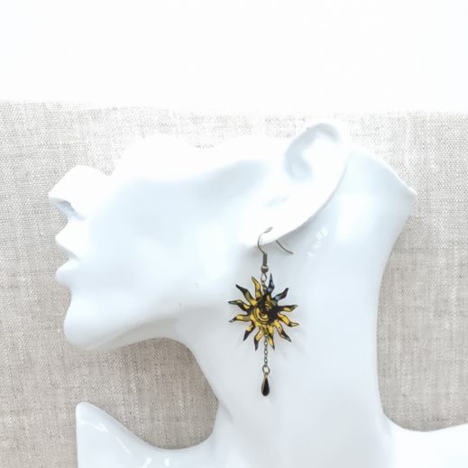 Boucles d'oreilles Soleil et Papillon en liberty star anisé jaune Boucles d'oreilles Soleil et Papillon en liberty star anisé jaune