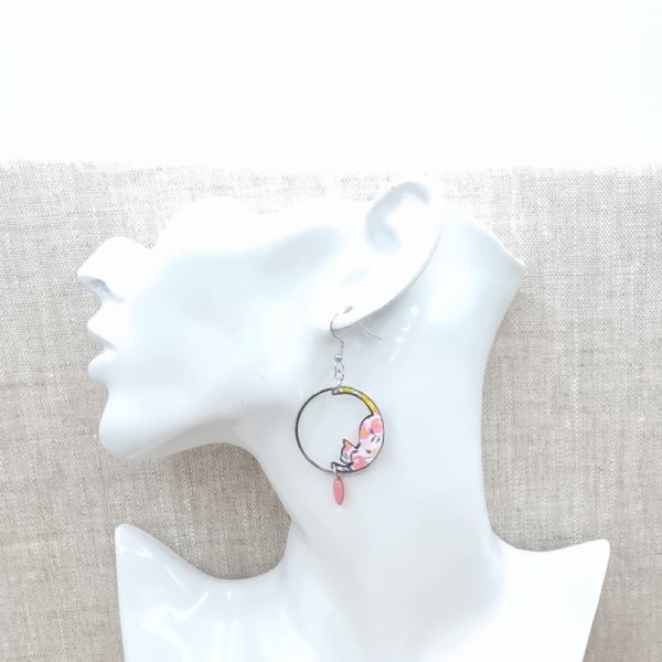 Boucles D'oreilles Pendantes Petit Chat Fuchsia - Nacre Et Alliage, Neuf Sans Emballage