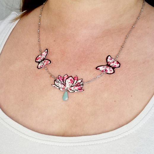 collier lotus et papillons en liberty Phoebe fushia collier lotus et papillons en liberty Phoebe fushia