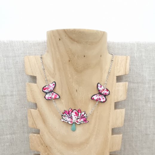 collier lotus et papillons en liberty Phoebe fushia collier lotus et papillons en liberty Phoebe fushia