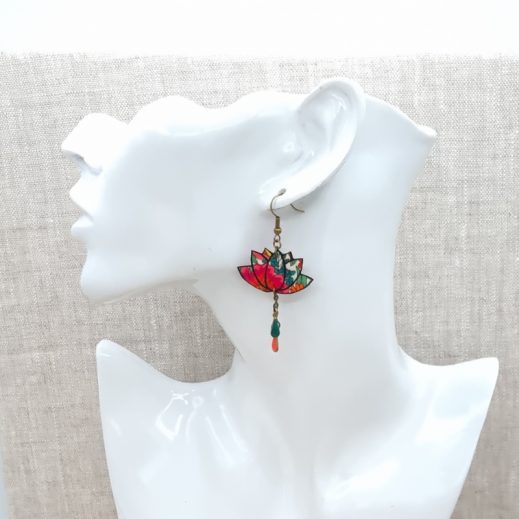 Boucles d'oreilles lotus et papillon en liberty Margareth Annie fushia Boucles d'oreilles lotus et papillon en liberty Margareth Annie fushia