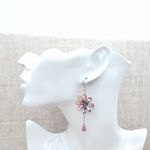 boucles d'oreilles plume et marguerite en liberty wiltshire pois de senteur boucles d'oreilles plume et marguerite en liberty wiltshire pois de senteur