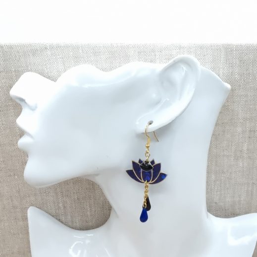 Boucles d'oreilles lotus en liberty capel indigo Boucles d'oreilles lotus en liberty capel indigo