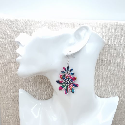 Boucles d'oreilles grandes Marguerites en liberty revival fushia Boucles d'oreilles grandes Marguerites en liberty revival fushia