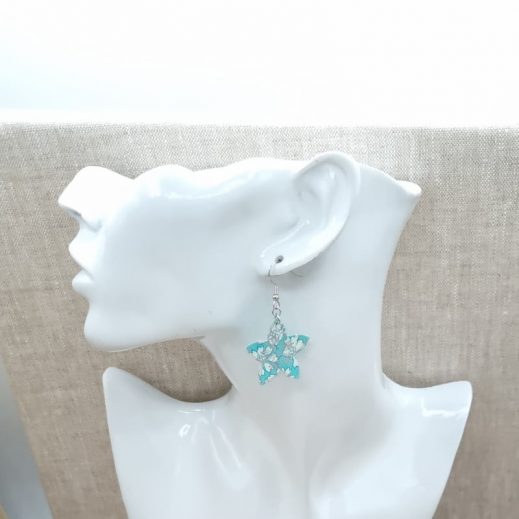 boucles d'oreilles oiseau colibri et fleur de tiaré en liberty Capel Mint boucles d'oreilles oiseau colibri et fleur de tiaré en liberty Capel Mint