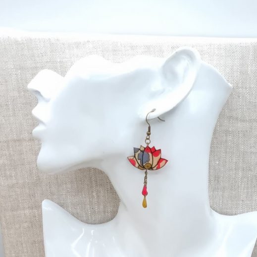 Boucles d'oreilles papillon et lotus en liberty Betsy fluo thé Boucles d'oreilles papillon et lotus en liberty Betsy fluo thé