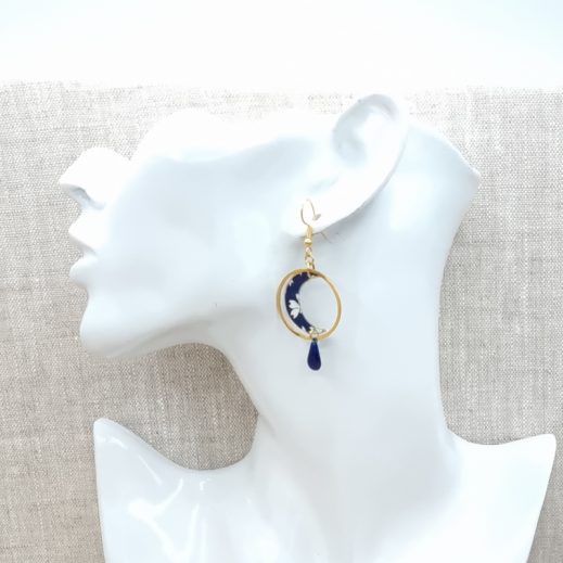 Boucles d'oreilles petite Lune et petit Loup en liberty Capel bleu navy Boucles d'oreilles petite Lune et petit Loup en liberty Capel bleu navy