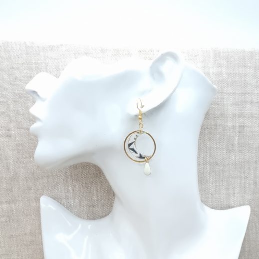 Boucles d'oreilles petite Lune et petit Loup en liberty adelajda clair de lune Boucles d'oreilles petite Lune et petit Loup en liberty adelajda clair de lune