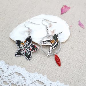 boucles d'oreilles oiseau colibri et fleur de tiaré en liberty Erica noir
