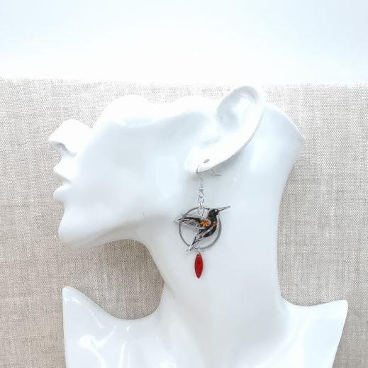 boucles d'oreilles oiseau colibri et fleur de tiaré en liberty Erica noir boucles d'oreilles oiseau colibri et fleur de tiaré en liberty Erica noir