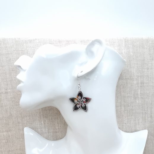 boucles d'oreilles oiseau colibri et fleur de tiaré en liberty Erica noir boucles d'oreilles oiseau colibri et fleur de tiaré en liberty Erica noir