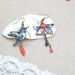 boucles d'oreilles oiseau colibri et fleur de lys en liberty Betsy porcelaine